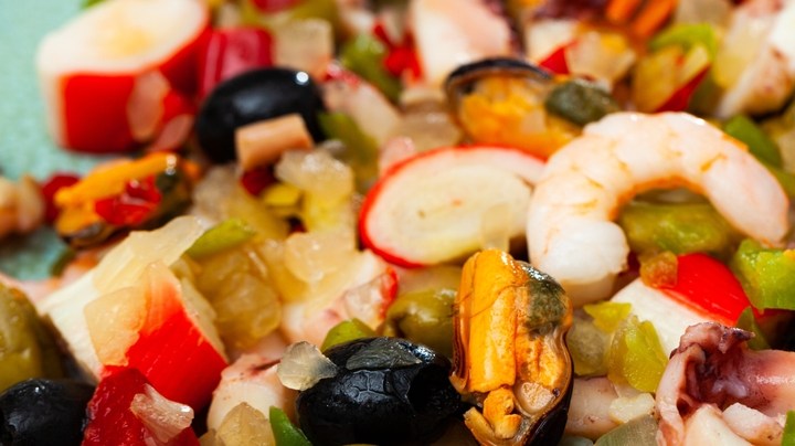 salpicón de mariscos y huevo