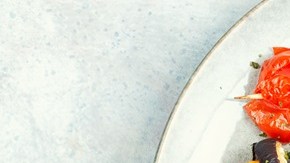 brochetas de berenjena y tomate