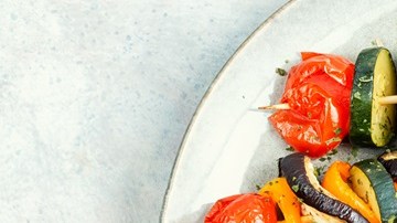 brochetas de berenjena y tomate