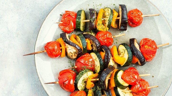 brochetas de berenjena y tomate