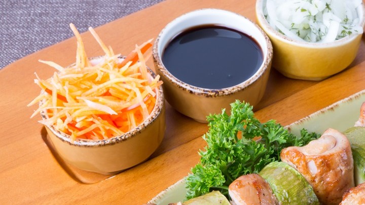 brochetas de calabacín y pollo