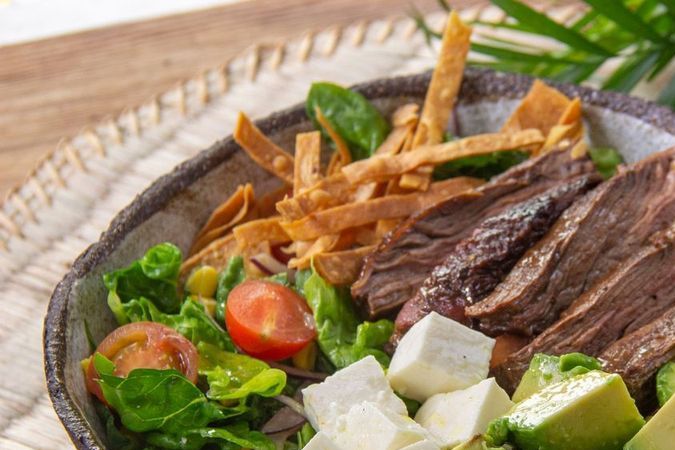 Ensalada con carne de res y aguacate