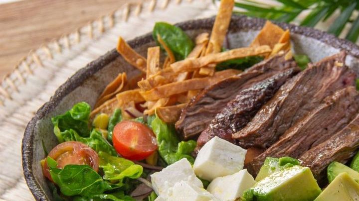 Ensalada con carne de res y aguacate