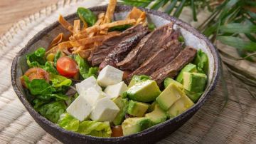 Ensalada con carne de res y aguacate