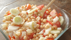 Ensalada de garbanzos con pepino y bacalao