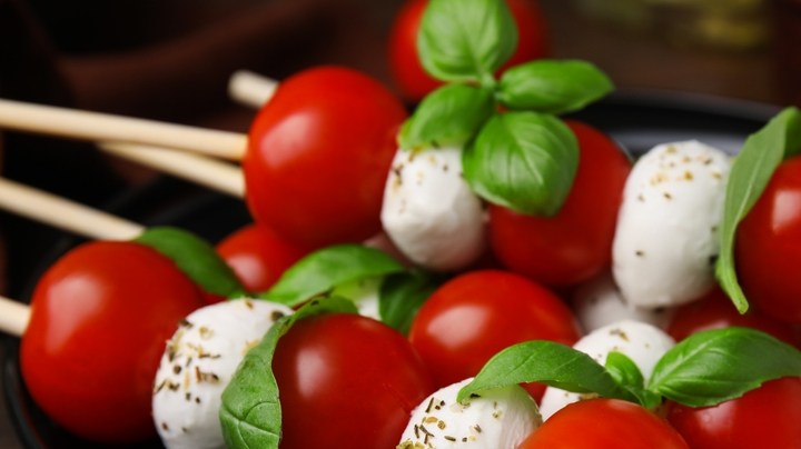Brochetas caprese