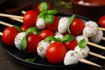 Brochetas caprese