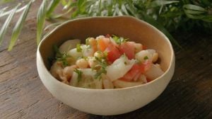 Ensalada de garbanzos con pepino y bacalao