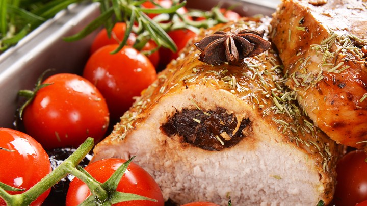 Lomo de cerdo relleno de ciruela pasa y queso