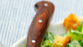 Lomo de cerdo relleno de frutos secos en salsa blanca