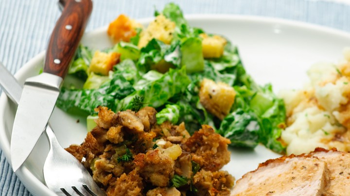 Lomo de cerdo relleno de frutos secos en salsa blanca