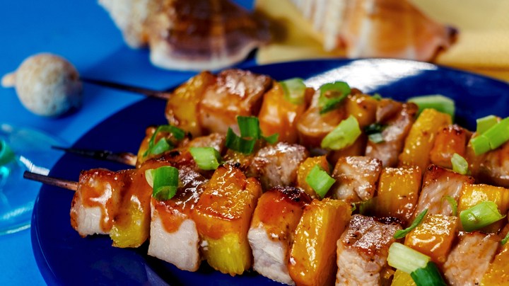 Brochetas de cerdo y piña