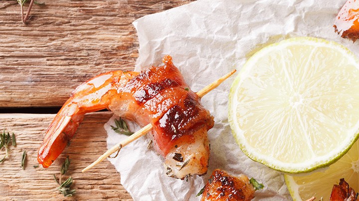 brochetas de gambas y bacon