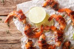 brochetas de gambas y bacon