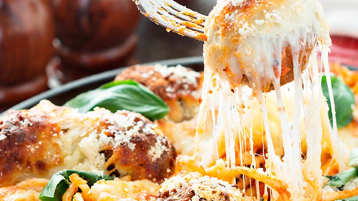 espaguetis con albondigas gratinadas