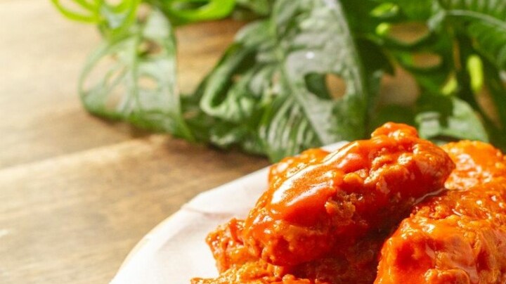 Alitas empanizadas en salsa picante