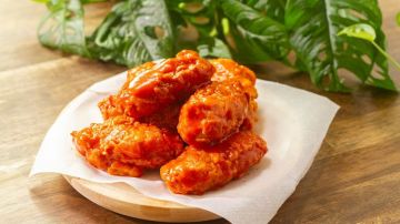 Alitas empanizadas en salsa picante