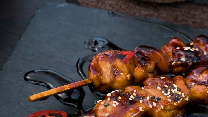 Brochetas de pato con salsa hoisin