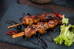 Brochetas de pato con salsa hoisin