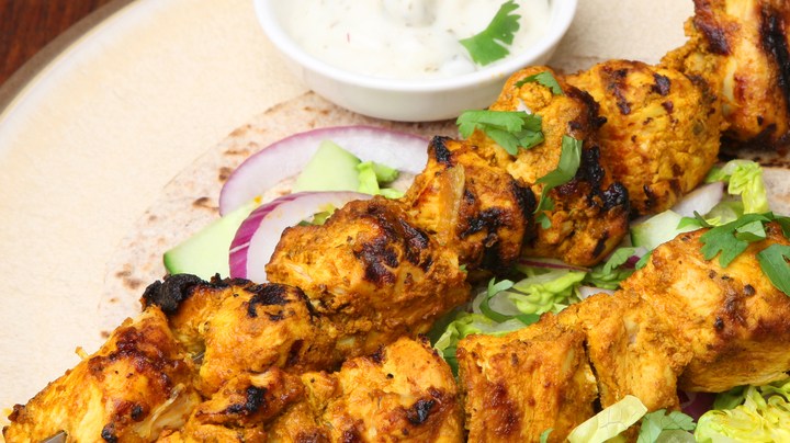 Brochetas de pollo al curry