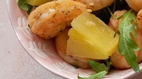 Brochetas de camarones y piña