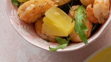 Brochetas de camarones y piña