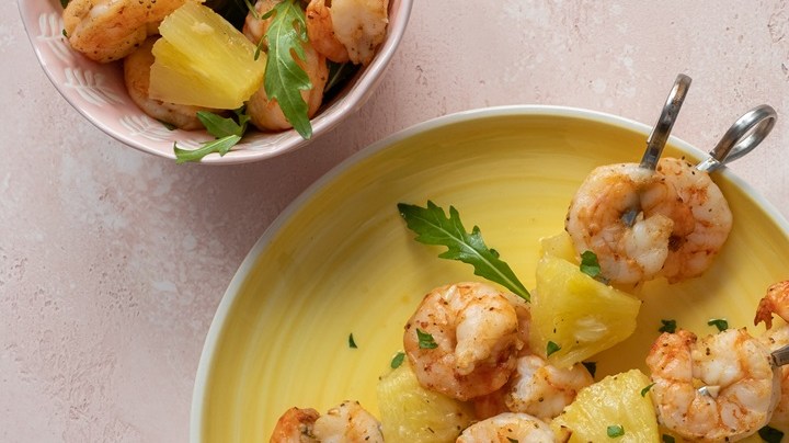 Brochetas de camarones y piña