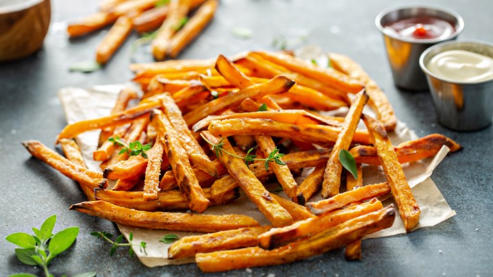Batatas fritas en airfryer, crocantes y jugosas