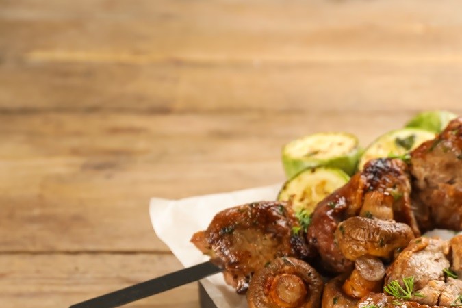 Brochetas de solomillo y champiñones