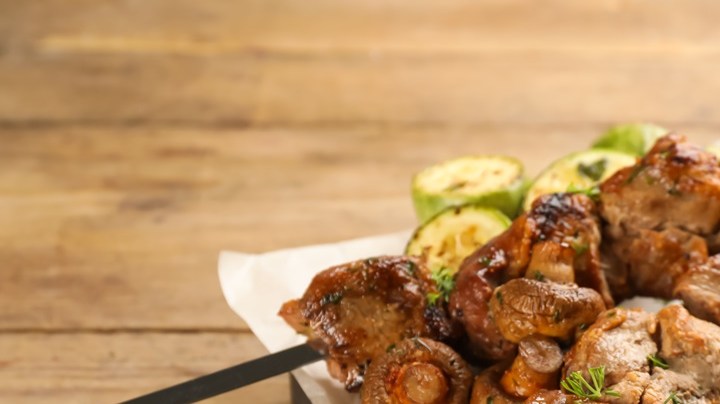 Brochetas de solomillo y champiñones