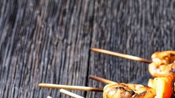 Brochetas de camarón con salsa de tamarindo