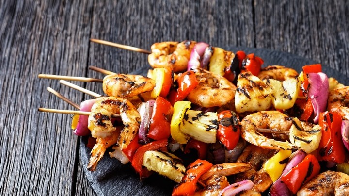 Brochetas de camarón con salsa de tamarindo