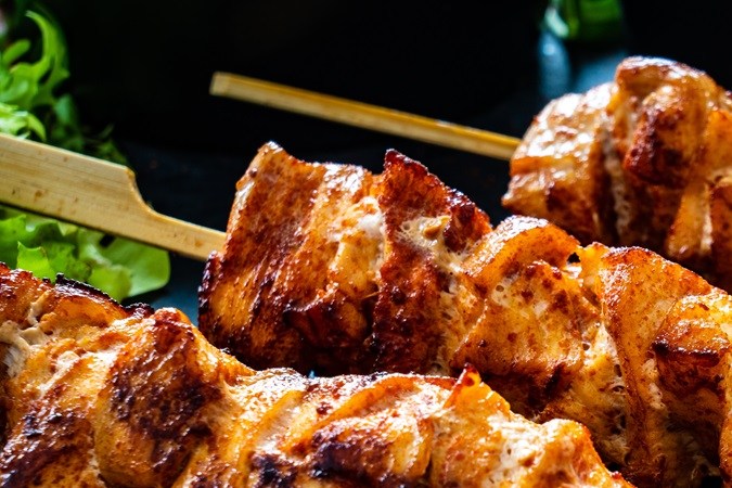 Brochetas de pollo con miel y mostaza