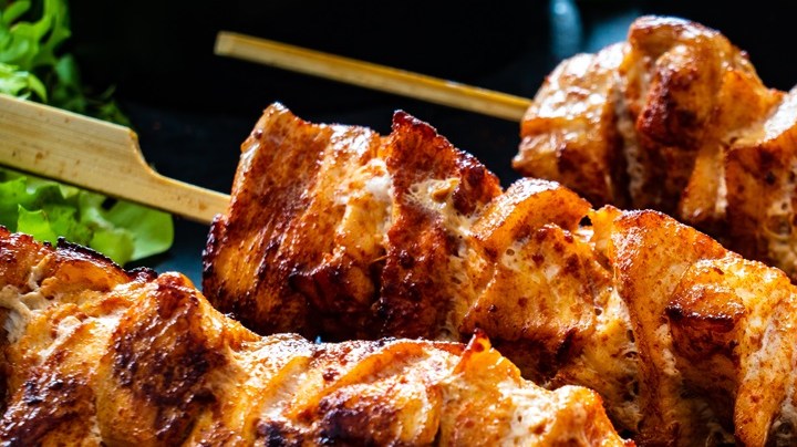 Brochetas de pollo con miel y mostaza