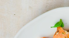 Brochetas de salmón y limón