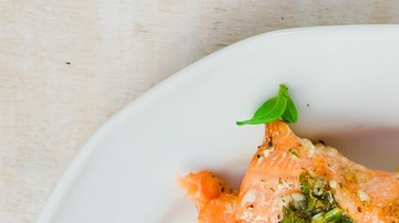 Brochetas de salmón y limón