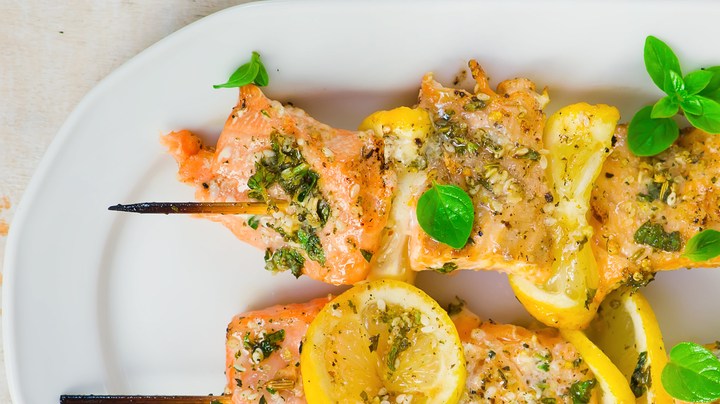 Brochetas de salmón y limón