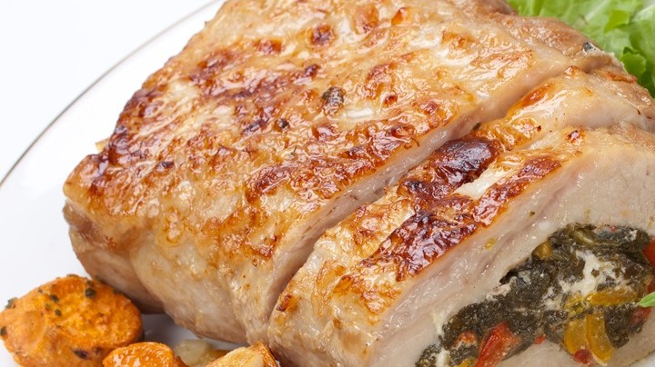 Lomo relleno de queso y pesto de perejil