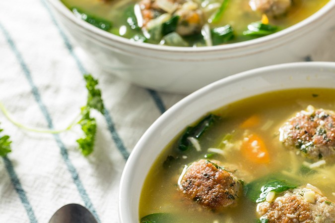 sopa de albóndigas con espinacas