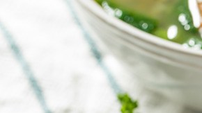 sopa de albondigas con espinacas