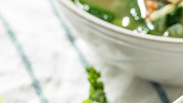 sopa de albondigas con espinacas