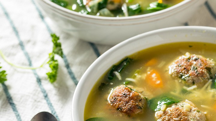sopa de albondigas con espinacas