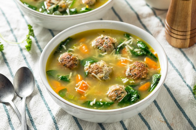 sopa de albóndigas con espinacas