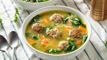 sopa de albondigas con espinacas