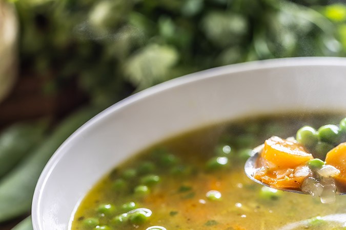 sopa de verduras con guisantes