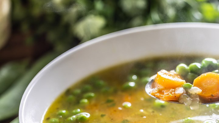 sopa de verduras con guisantes