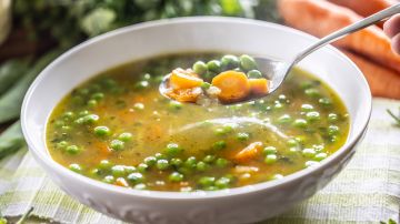 sopa de verduras con guisantes