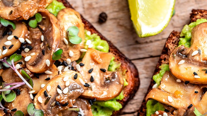 tostada de guacamole y setas