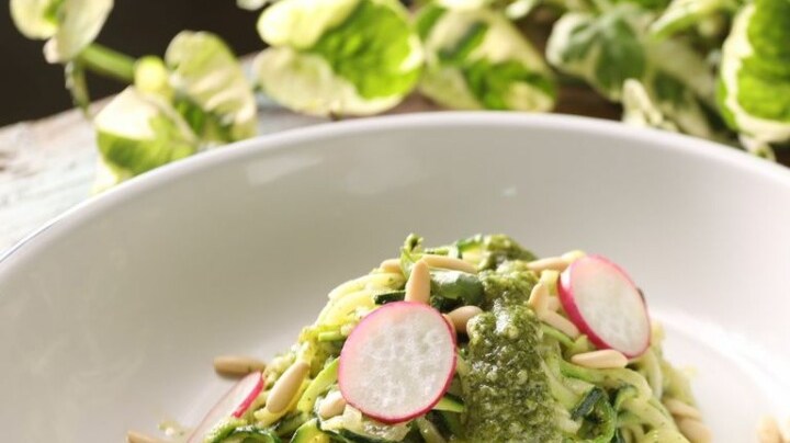 espaguettis de calabacin y pesto