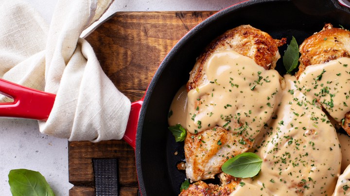 Cooked,Chicken,Breast,Seared,In,A,Cast,Iron,Skillet,With